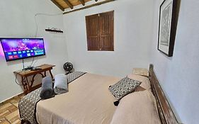 Chalés Vila Carrancas - Ao lado do centro com piscina, cozinha completa e muita tranquilidade
